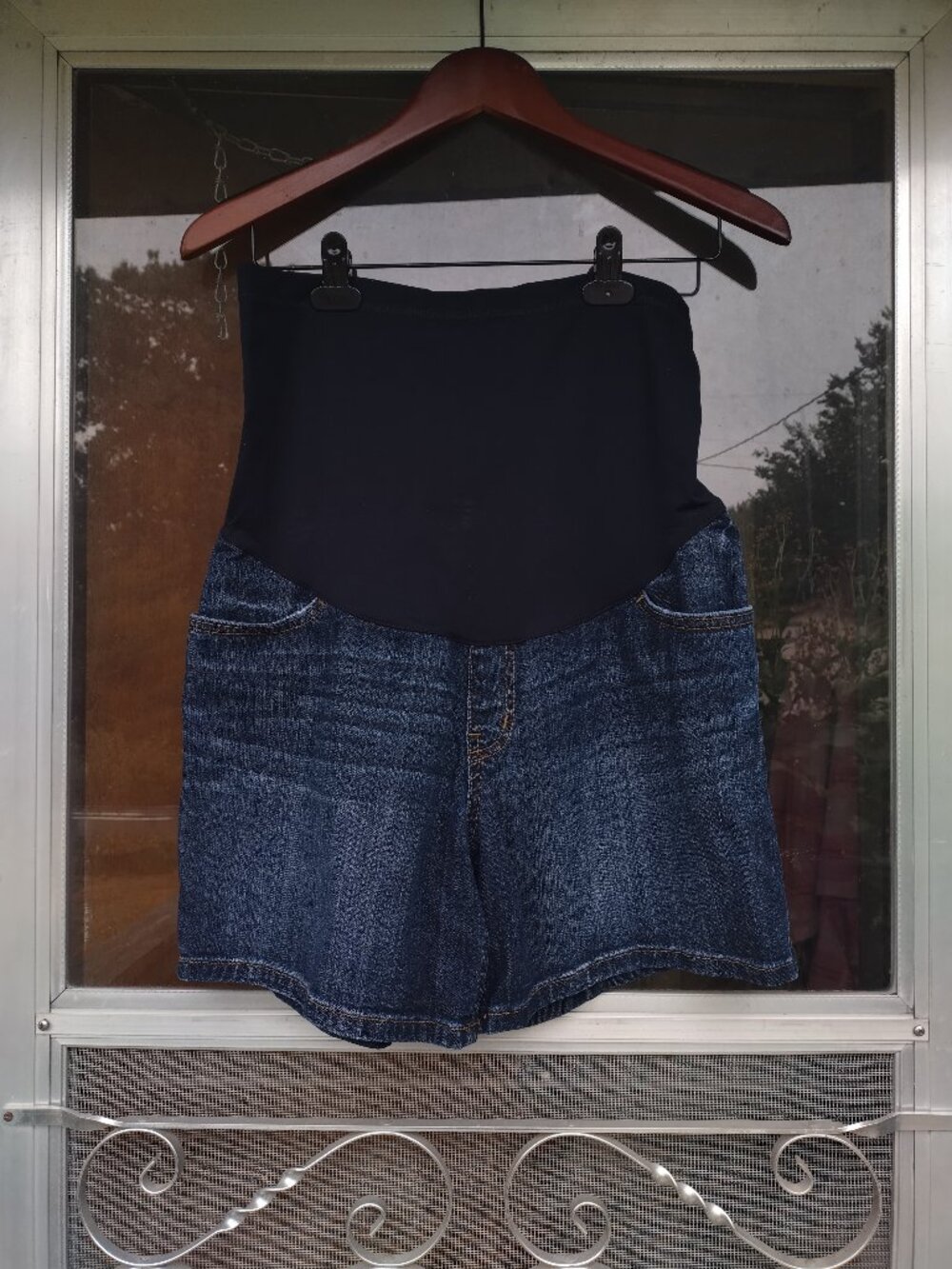 M dark wash cotton Liz Lange Maternity jean shorts